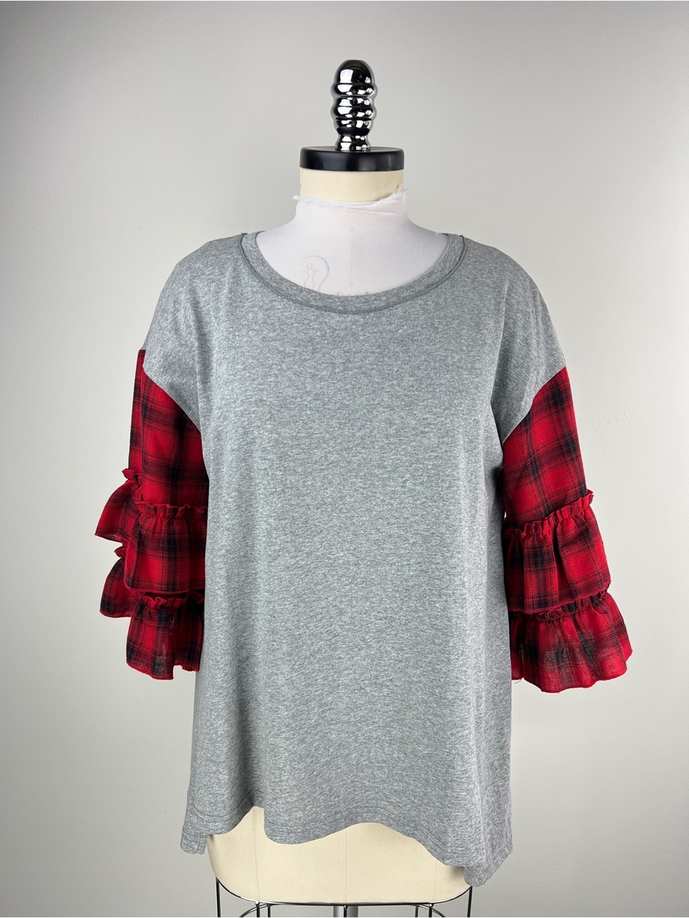 💚 3891. Gray Top with Red Plaid Ruffle Sleeves